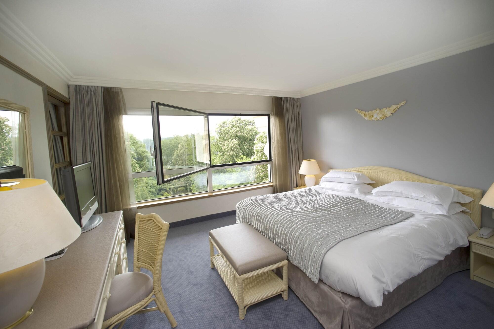 Celestins Spa Thermal & Hotel By Vy Resort Vichy Exteriör bild A bedroom at the hotel