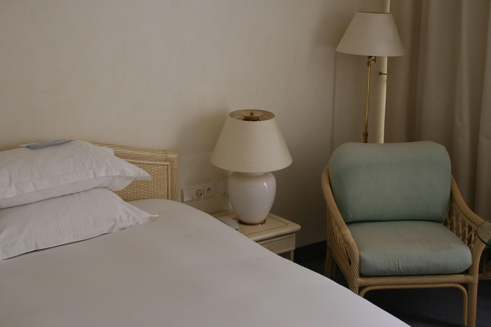 Celestins Spa Thermal & Hotel By Vy Resort Vichy Exteriör bild A bedroom at the hotel