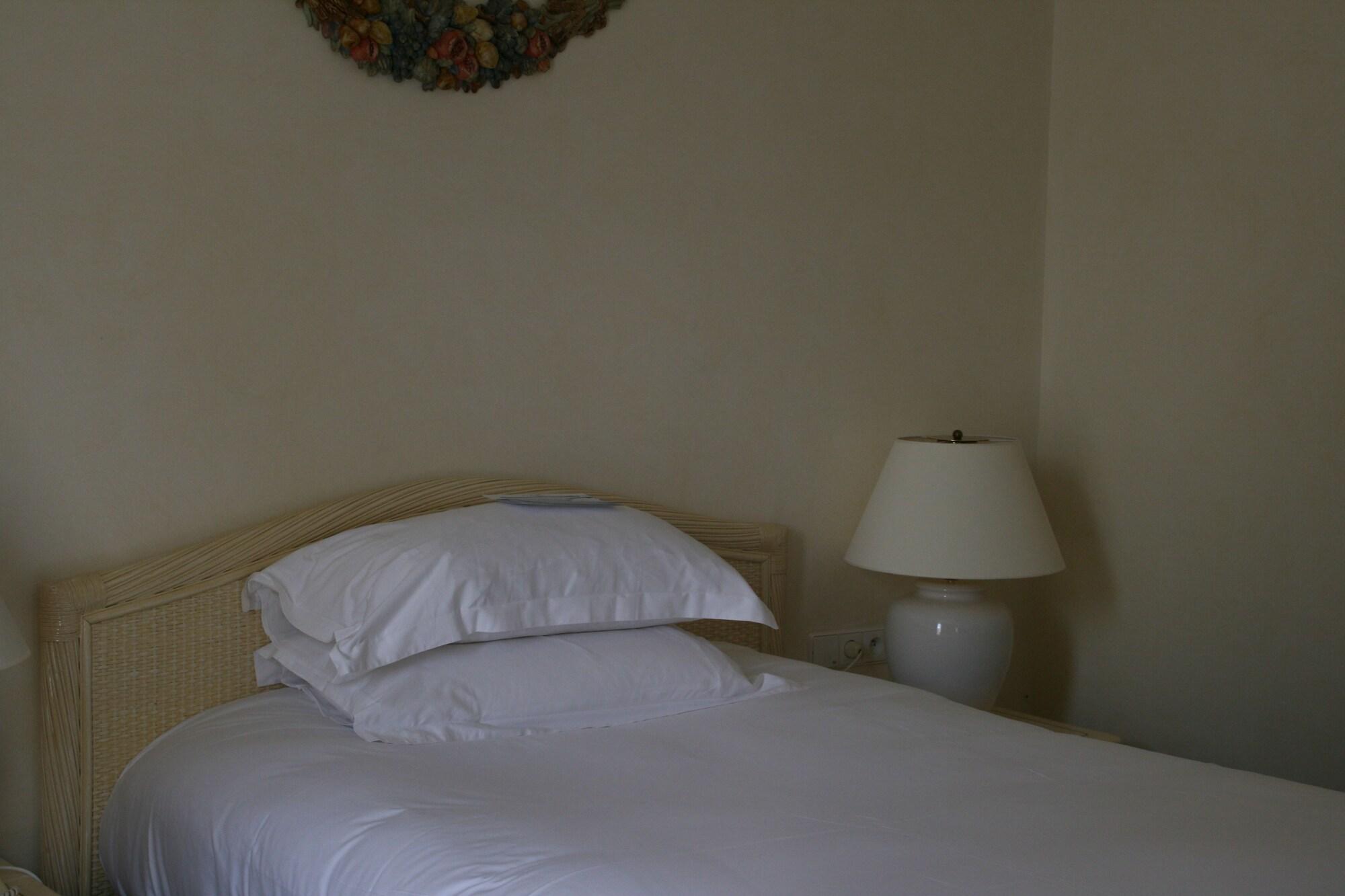 Celestins Spa Thermal & Hotel By Vy Resort Vichy Exteriör bild A bed with a pillow