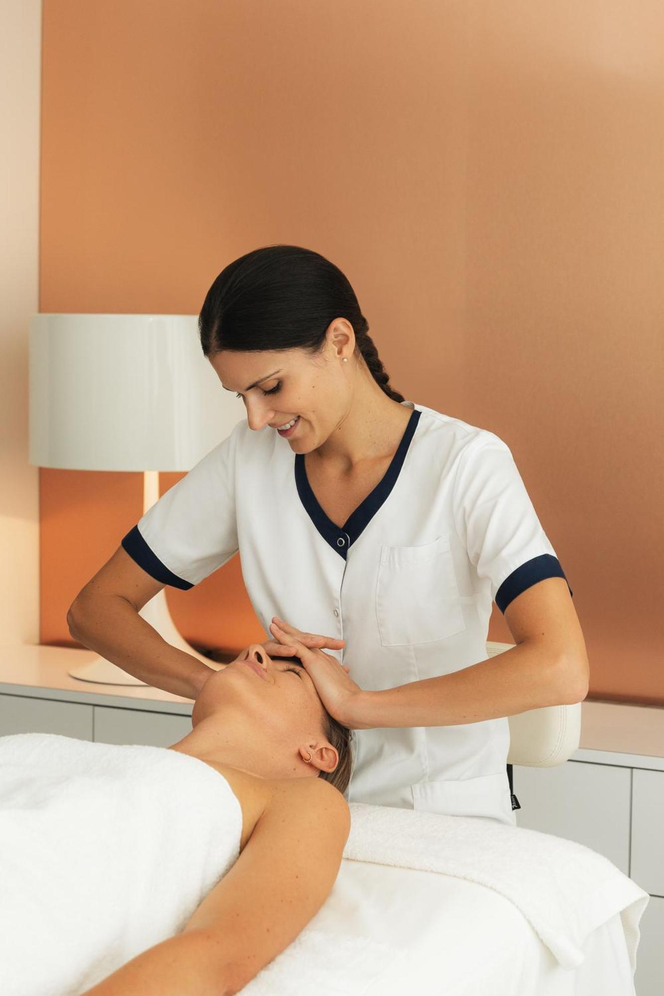 Celestins Spa Thermal & Hotel By Vy Resort Vichy Exteriör bild A spa employee giving a facial treatment