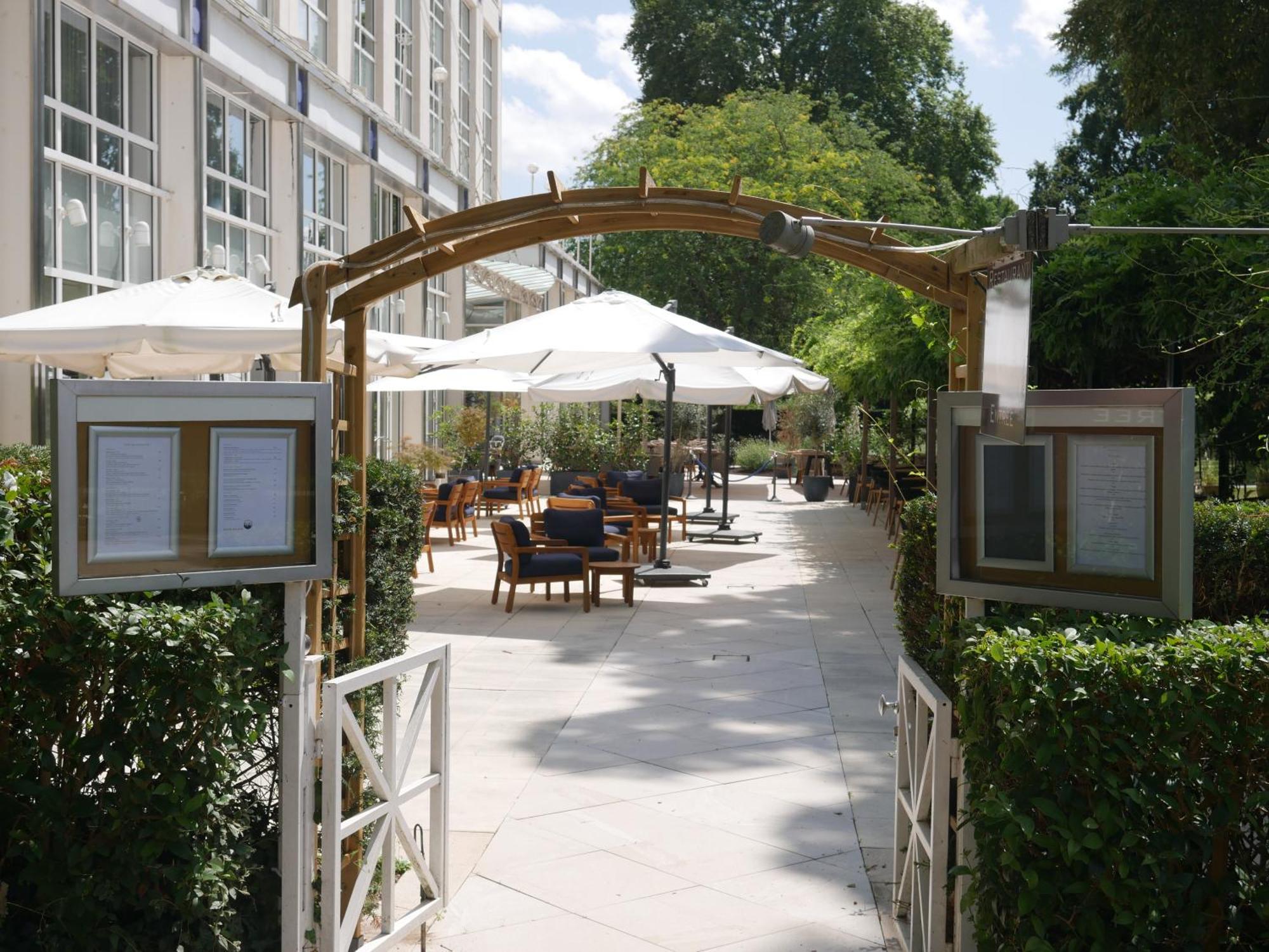 Celestins Spa Thermal & Hotel By Vy Resort Vichy Exteriör bild The courtyard at the London Business School