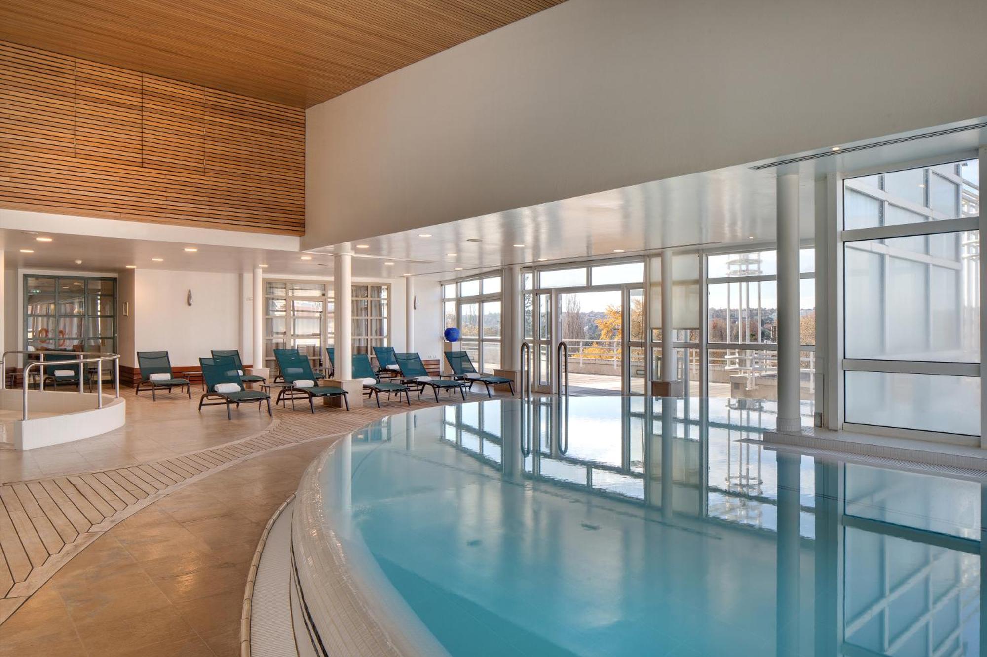 Celestins Spa Thermal & Hotel By Vy Resort Vichy Exteriör bild The pool at the Hotel
