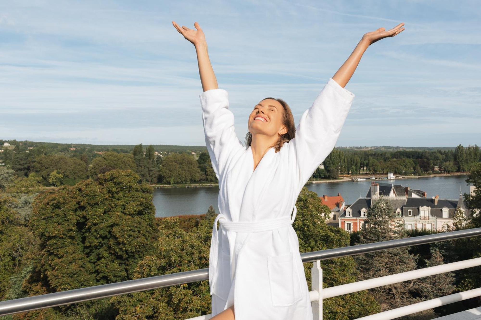 Celestins Spa Thermal & Hotel By Vy Resort Vichy Exteriör bild A woman wearing a bathrobe