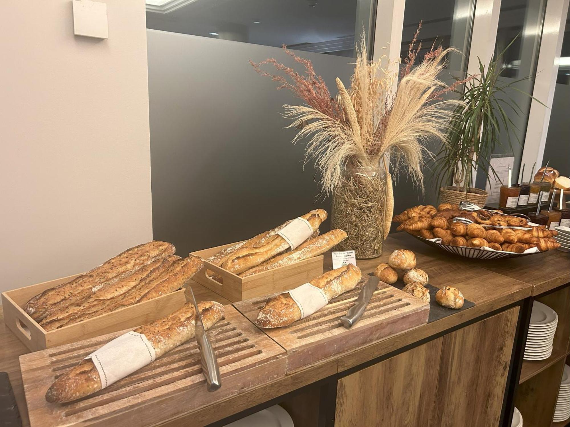 Celestins Spa Thermal & Hotel By Vy Resort Vichy Exteriör bild Bread and pastries at a buffet